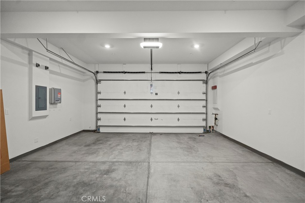 https://media.crmls.org/medias/b7ee6955-c3cf-450e-83d6-c6f987e77794.jpg?preset=X-Large