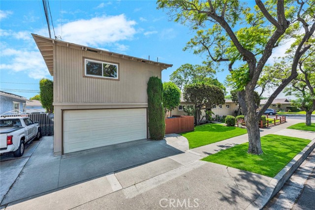 1309 N Linwood Avenue, Santa Ana CA: https://media.crmls.org/medias/b7ef4666-1c73-4f87-b272-bf282c7595e7.jpg