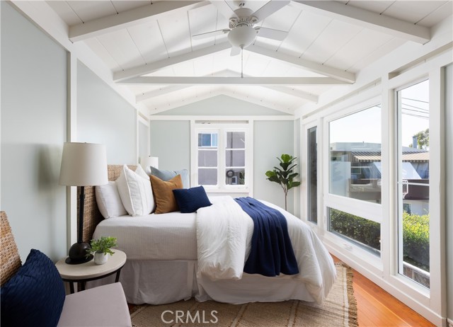 425 Monterey Drive, Laguna Beach CA: https://media.crmls.org/medias/b7eff826-c011-414f-bf26-784767bac816.jpg