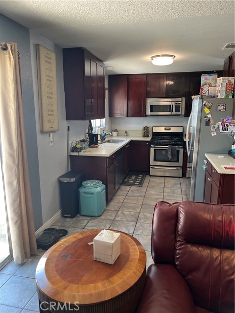 Detail Gallery Image 2 of 32 For 111 W Perry St, Perris,  CA 92571 - 4 Beds | 2 Baths