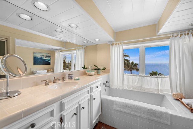 31925 S COAST Highway, Laguna Beach CA: https://media.crmls.org/medias/b7f19be6-e546-4f44-aca1-a0fd7c3ade31.jpg