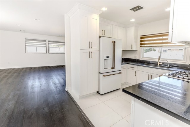 Detail Gallery Image 4 of 23 For 624 Hawthorne St a,  Glendale,  CA 91204 - 2 Beds | 2 Baths