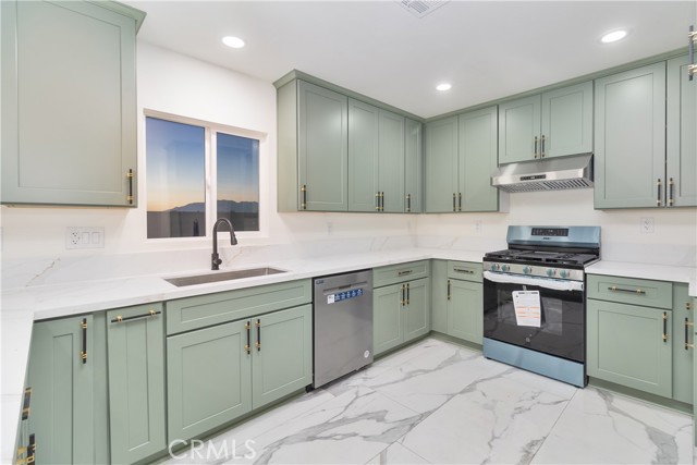 Detail Gallery Image 5 of 33 For 7804 Peacock, Highland,  CA 92346 - 5 Beds | 3 Baths