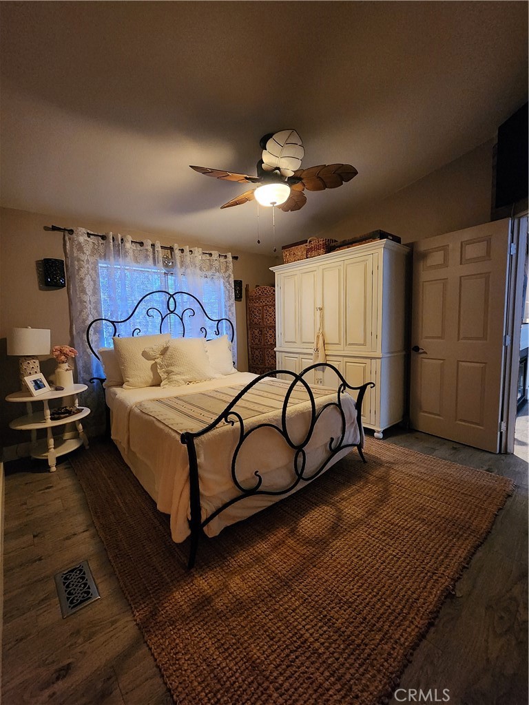 https://media.crmls.org/medias/b7f2a6cf-9a69-416a-a023-be79dd34471c.jpg?preset=X-Large