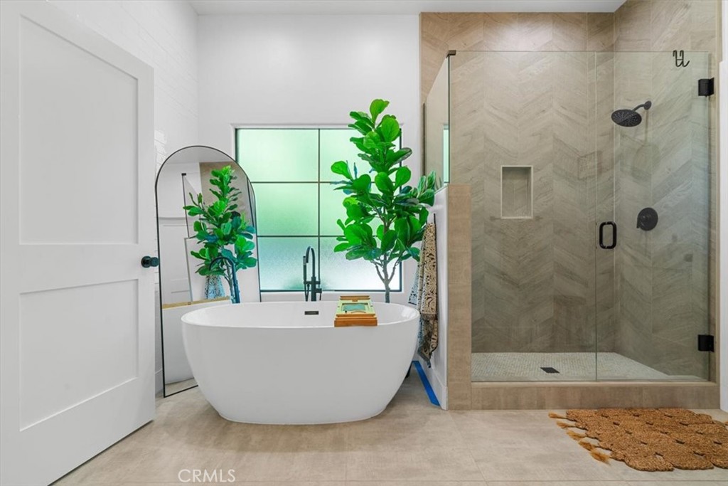 https://media.crmls.org/medias/b7f4327e-092f-4afe-ba04-3083d3d7c717.jpg?preset=X-Large