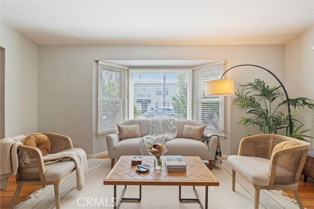 Detail Gallery Image 4 of 23 For 235 Termino Ave #1,  Long Beach,  CA 90803 - 2 Beds | 1 Baths