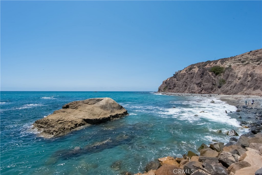 https://media.crmls.org/medias/b7f66a59-d37f-41a3-ac87-f1b94be3b990.jpg?preset=X-Large