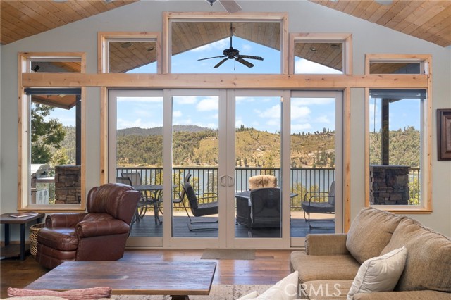 39828 Granite Ridge Lane, Bass Lake CA: https://media.crmls.org/medias/b7f7428c-6c0a-4c71-9733-3a629262763c.jpg