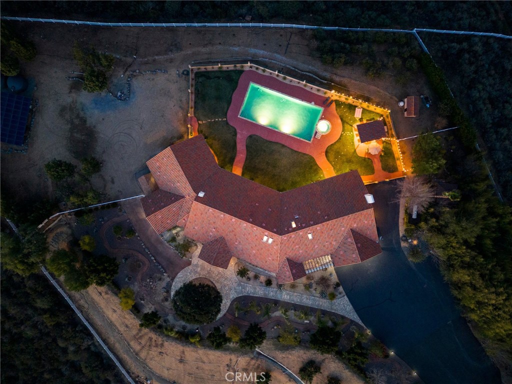https://media.crmls.org/medias/b7f93c9d-95e5-4238-8c41-1a1cf3b04db6.jpg?preset=X-Large