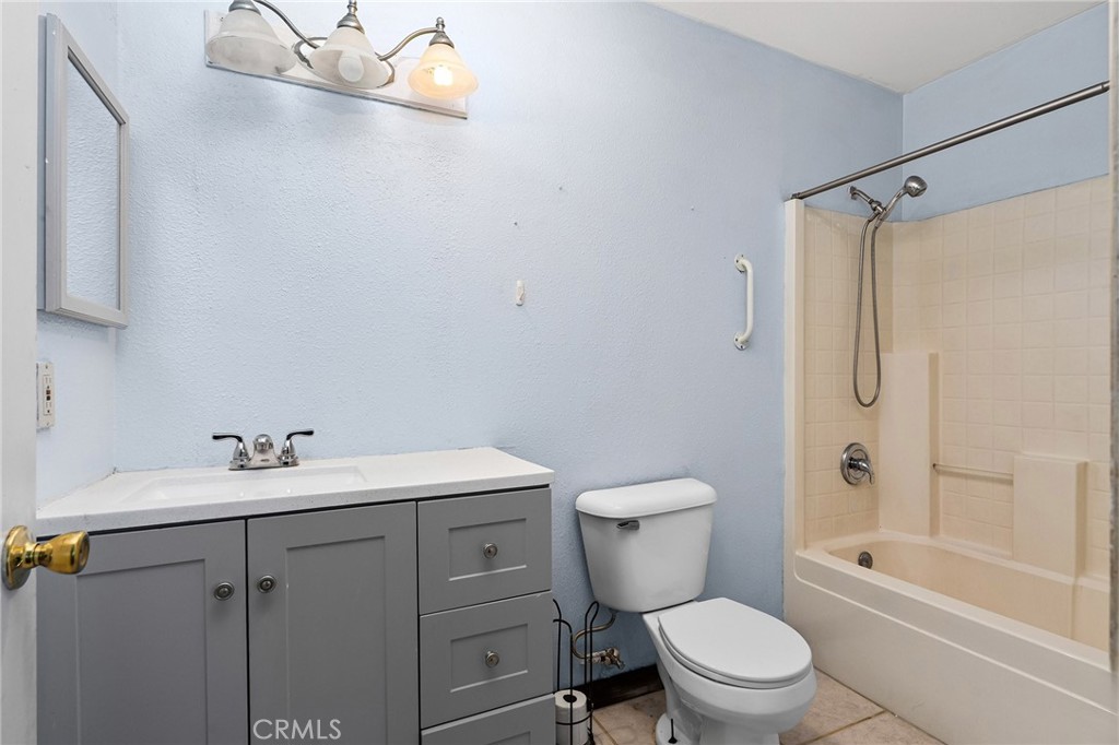 https://media.crmls.org/medias/b7f99d75-de4a-408f-93fa-fd7149c06494.jpg?preset=X-Large