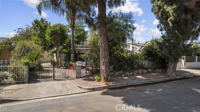 11744 Welby Way, North Hollywood CA: https://media.crmls.org/medias/b7fbd3c0-688a-4b61-80cf-de2d1b36962f.jpg