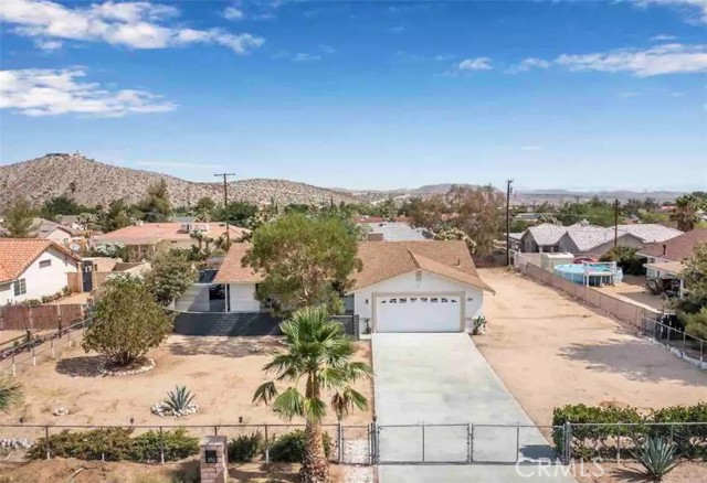 Detail Gallery Image 2 of 32 For 58012 Hidden Gold Dr, Yucca Valley,  CA 92284 - 3 Beds | 2 Baths