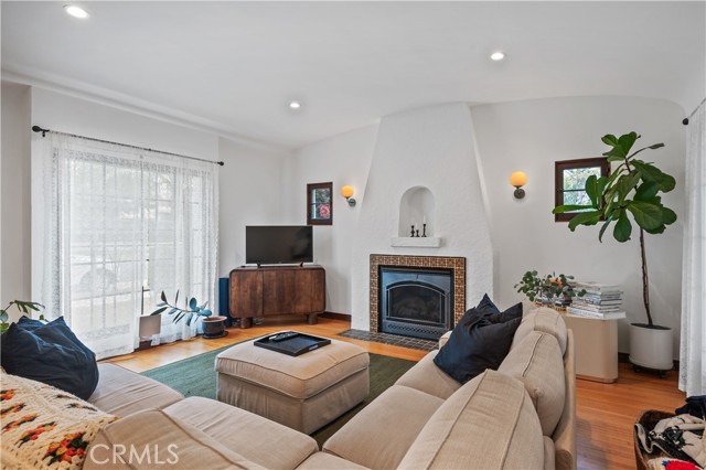 Detail Gallery Image 5 of 38 For 5022 E Broadway, Long Beach,  CA 90803 - 2 Beds | 2 Baths