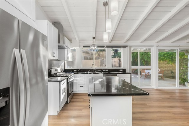 Detail Gallery Image 3 of 31 For 8341 Delco Ave, Winnetka,  CA 91306 - 5 Beds | 4 Baths