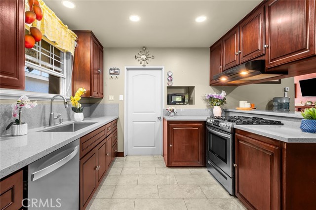 Detail Gallery Image 13 of 38 For 5026 W Roberts, Santa Ana,  CA 92704 - 4 Beds | 2 Baths