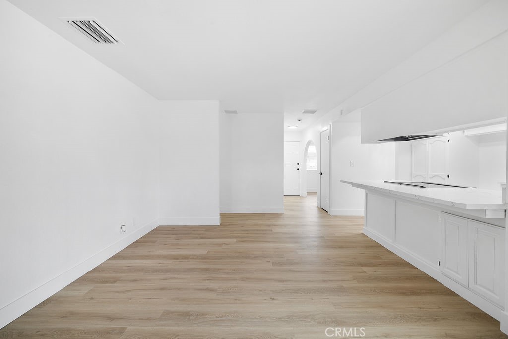 https://media.crmls.org/medias/b8027817-748e-45db-8988-2d0c5cb5288d.jpg?preset=X-Large