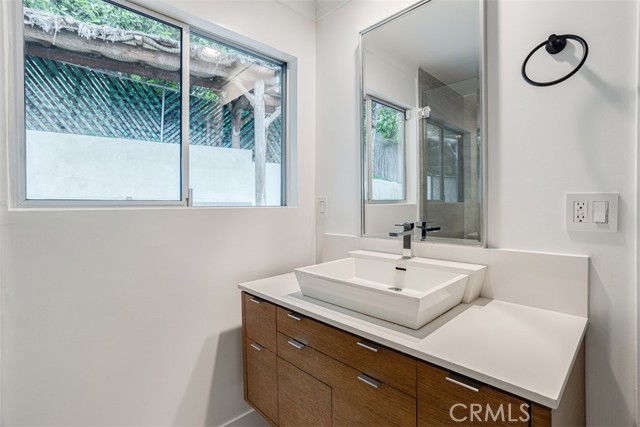 11354 Sunshine Terrace, Studio City CA: https://media.crmls.org/medias/b80486ce-ae7a-463c-b342-5d0c4891346d.jpg