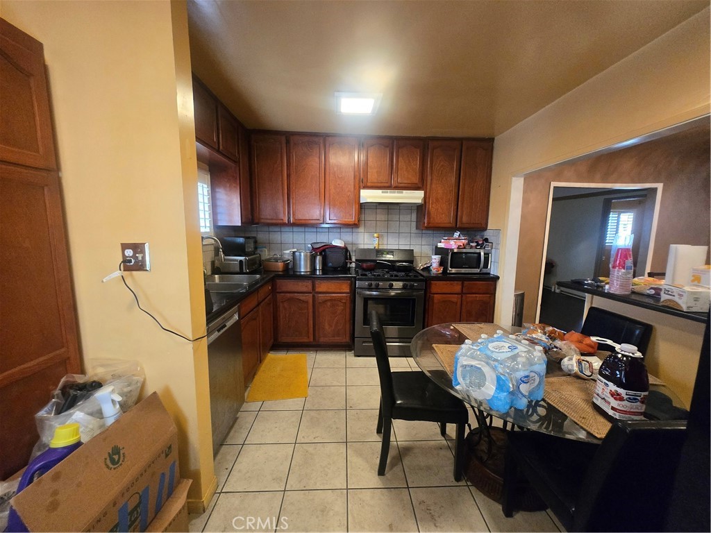 https://media.crmls.org/medias/b806115c-3ca8-487b-a35e-7175d6af31d9.jpg?preset=X-Large