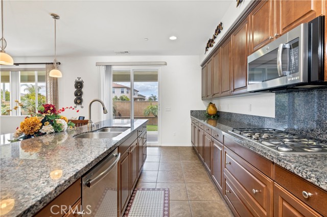 Detail Gallery Image 16 of 42 For 11950 Nuthatch, Jurupa Valley,  CA 91752 - 5 Beds | 3/1 Baths