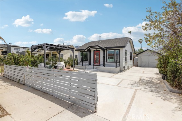 4562 W 17th Street, Los Angeles CA: https://media.crmls.org/medias/b80be45c-94be-43d4-b3cd-d27c745c6f70.jpg
