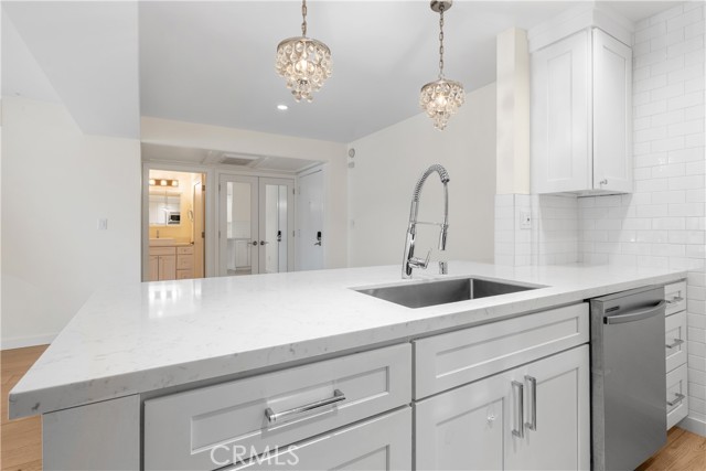 Image 4 of 33 For 5257 Radford Ave  101