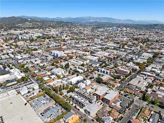 922 N Ridgewood Pl, Los Angeles CA: https://media.crmls.org/medias/b80e456e-7de9-4b64-aeb3-e8265e330f73.jpg