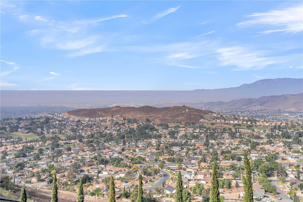 https://media.crmls.org/medias/b80f3d02-9aee-4ef2-ab0e-cf614147362d.jpg?preset=X-Large