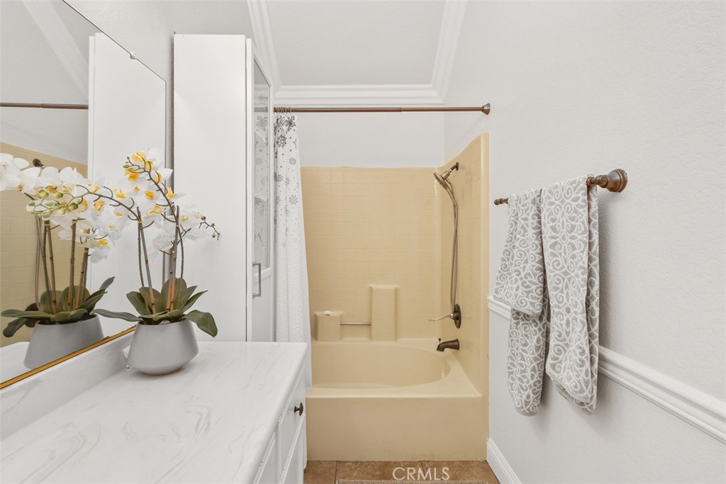 https://media.crmls.org/medias/b80fe562-1be9-4dd2-b952-eb28786651c2.jpg?preset=X-Large