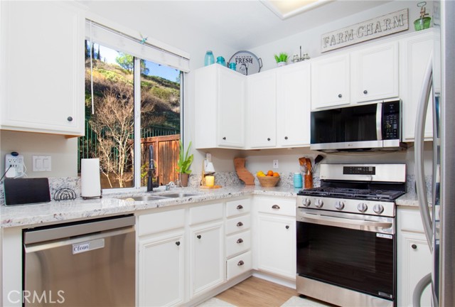 Detail Gallery Image 8 of 24 For 922 Pala Mesa, Corona,  CA 92879 - 3 Beds | 2/1 Baths