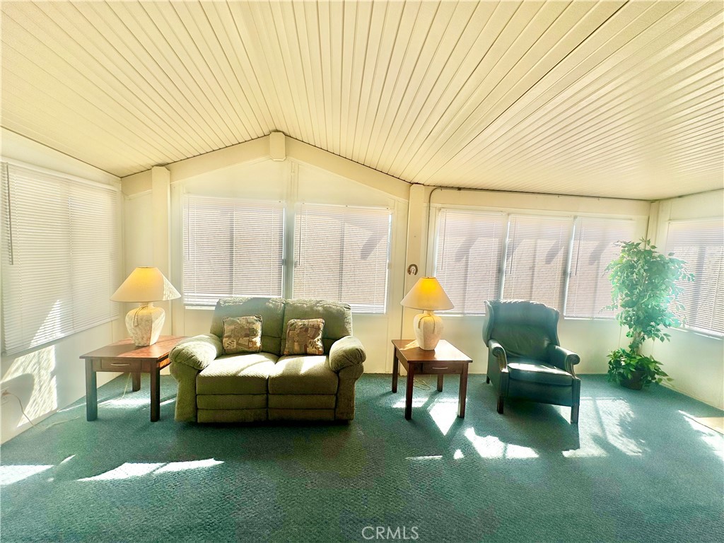 https://media.crmls.org/medias/b81222f5-def1-45b8-98ba-508f566fa153.jpg?preset=X-Large