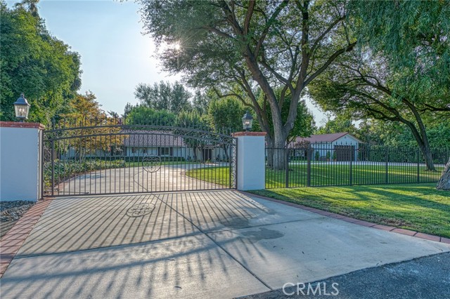 6695 N Van Ness Boulevard, Fresno CA: https://media.crmls.org/medias/b8127f9d-0602-4216-8f4c-d9f7d9ff43ae.jpg