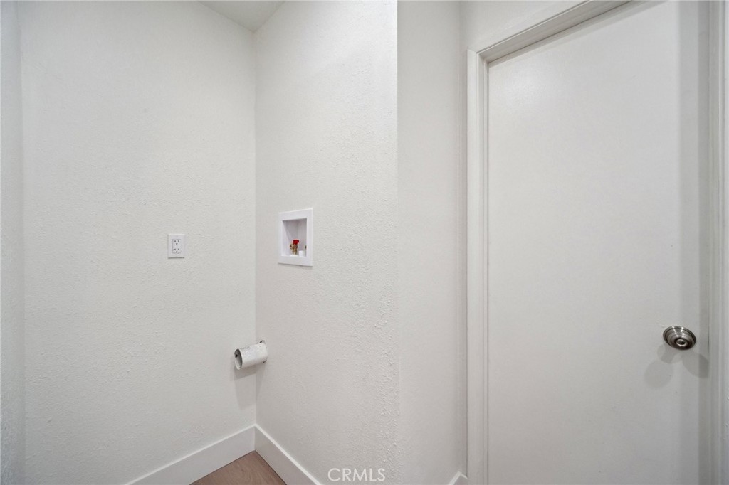 https://media.crmls.org/medias/b812d486-0476-45c0-b1f1-ff5d2cabf7c5.jpg?preset=X-Large