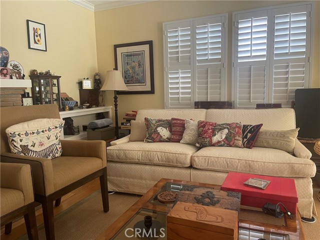 308 N Bowling Green Way, Los Angeles CA: https://media.crmls.org/medias/b816fad1-7336-4a2d-b7f3-20fc6d9627c5.jpg