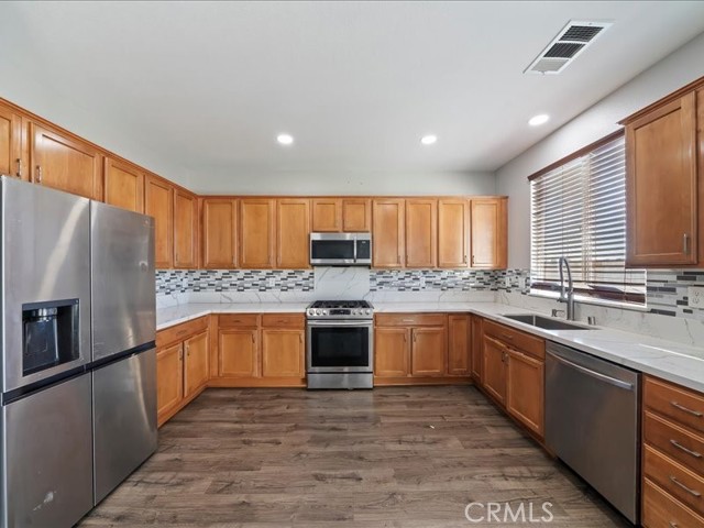 Detail Gallery Image 7 of 28 For 16764 Desert Lily, Victorville,  CA 92394 - 5 Beds | 2/1 Baths