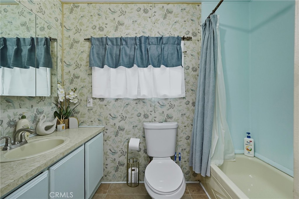 https://media.crmls.org/medias/b81832d3-a7e3-40e9-89ac-099ec8f57c20.jpg?preset=X-Large