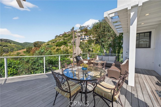 Detail Gallery Image 5 of 74 For 405 Blumont St, Laguna Beach,  CA 92651 - 5 Beds | 6/1 Baths