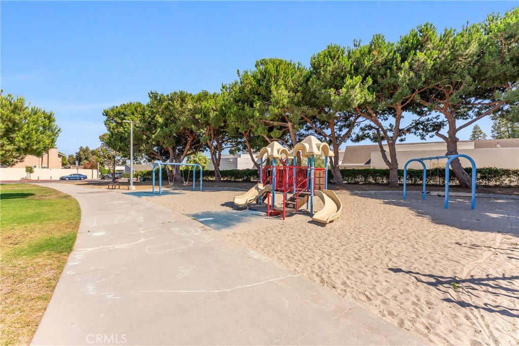 https://media.crmls.org/medias/b81ab618-216f-4477-b68c-2288703840ba.jpg?preset=X-Large