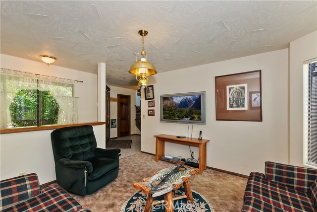 488 Lakeview Court, Big Bear Lake CA: https://media.crmls.org/medias/b81b089e-b5a4-4ad7-82df-6c33ecd2fe2f.jpg