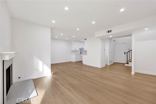 Detail Gallery Image 13 of 30 For 17303 Chatsworth St #4,  Granada Hills,  CA 91344 - 2 Beds | 1/1 Baths