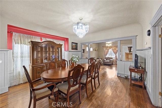 341 W 42nd St, Los Angeles CA: https://media.crmls.org/medias/b81ec1ac-2e65-4b20-b1dd-a4db83a58ac5.jpg