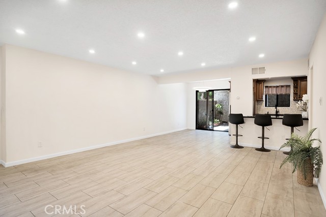 Detail Gallery Image 7 of 28 For 9635 Sepulveda Bld #1,  North Hills,  CA 91343 - 3 Beds | 2/1 Baths