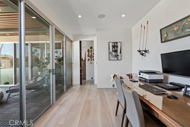 29 W Neapolitan Lane, Long Beach CA: https://media.crmls.org/medias/b820e22a-426a-4400-8fd9-ff6af6a869c4.jpg