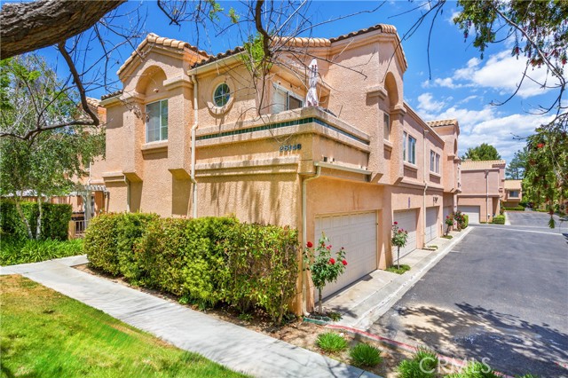 Detail Gallery Image 2 of 22 For 25146 Steinbeck a,  Stevenson Ranch,  CA 91381 - 3 Beds | 2/1 Baths