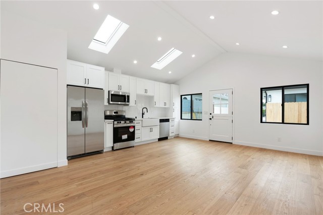 8334 Winsford Avenue, Los Angeles CA: https://media.crmls.org/medias/b8237b40-3e97-48d9-b7c3-90e73d2a022f.jpg
