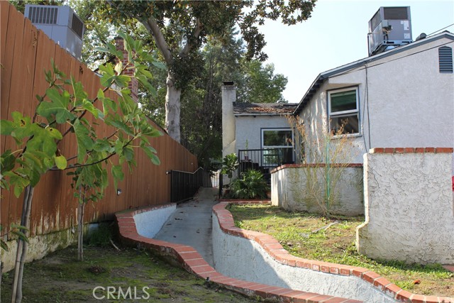 Detail Gallery Image 11 of 20 For 210 N Naomi, Burbank,  CA 91505 - 3 Beds | 2 Baths