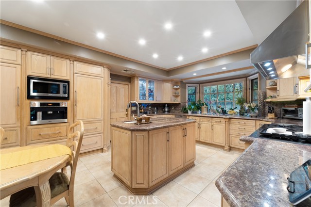 6011 Paseo La Vista, Woodland Hills CA: https://media.crmls.org/medias/b824af4d-ea78-4a5b-9fc7-d5c44afef43e.jpg