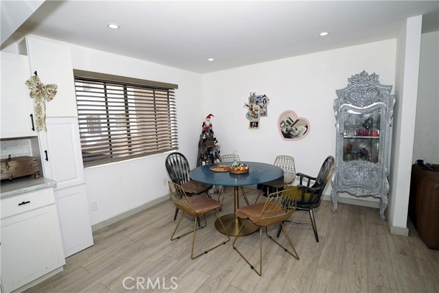 Detail Gallery Image 8 of 46 For 18954 Sherman Way #3,  Reseda,  CA 91335 - 2 Beds | 3 Baths