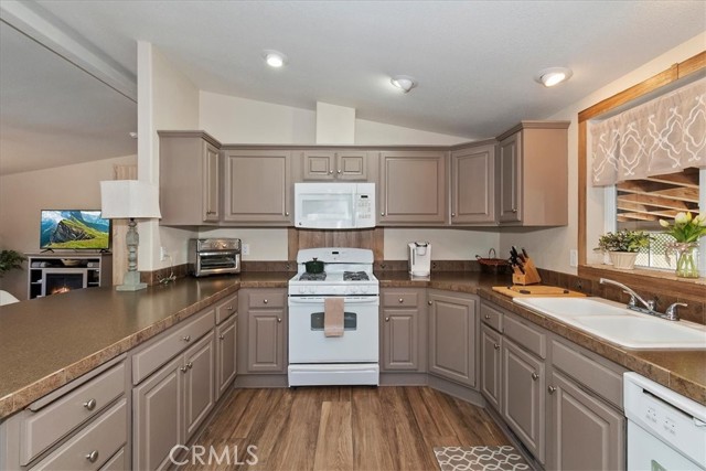 391 Montclair Dr, Big Bear City CA: https://media.crmls.org/medias/b826f22e-bf1f-4033-accf-57b8acea838a.jpg