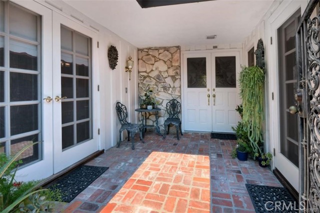 Detail Gallery Image 2 of 33 For 5620 Valerie Ave, Woodland Hills,  CA 91367 - 4 Beds | 2 Baths