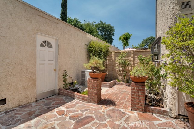 5644 Etiwanda Avenue, Tarzana CA: https://media.crmls.org/medias/b8288892-3060-4fc6-bc64-662dcb905dfd.jpg